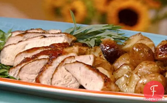 नए आलू और तारगोन शोरबा के साथ भुना हुआ टर्की टेंडरलॉइन