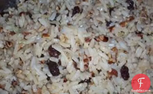 नट और जामुन के साथ बूज़ी चावल