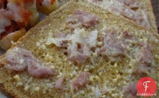 Prosciutto एक प्रकार का पनीर और पाइन नट Bruschetta