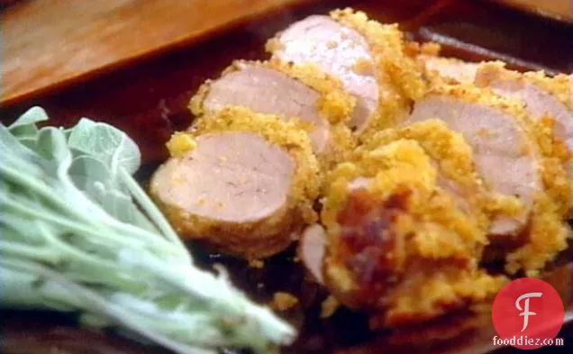 ऋषि कॉर्नब्रेड क्रस्ट के साथ भुना हुआ पोर्क टेंडरलॉइन