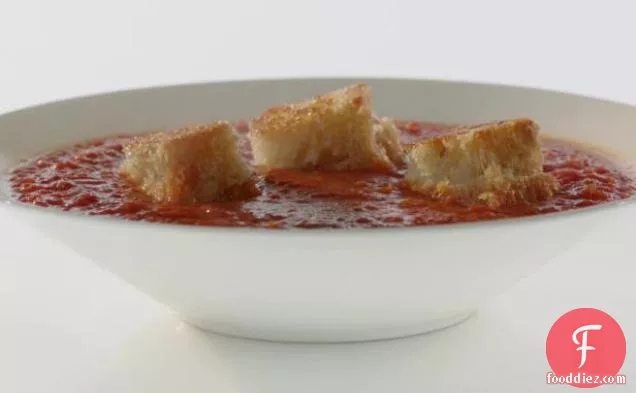 भुनी हुई मिर्च के साथ टमाटर का सूप, लहसुन और प्याज के साथ ग्रेयरे ग्रिल्ड चीज़ क्राउटन