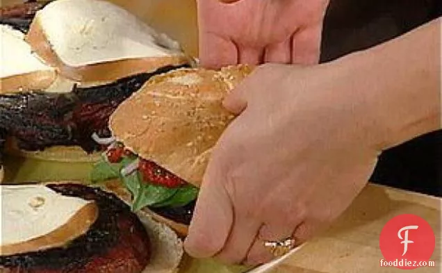 भुना हुआ काली मिर्च पेस्ट और स्मोक्ड मोज़ेरेला के साथ पोर्टोबेलो बर्गर