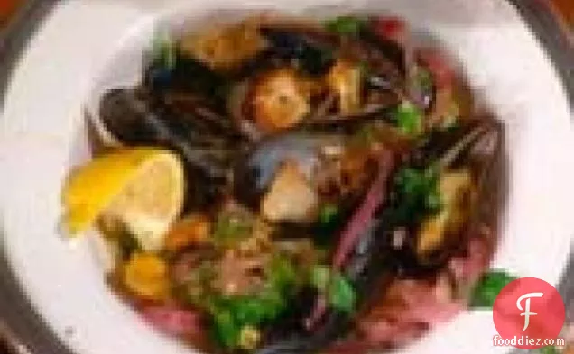 उबले हुए Mussels के साथ कासनी: Cozze चुनाव Cicoria