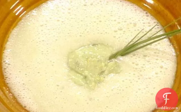 वसाबी-एवोकैडो क्रीम के साथ ककड़ी का सूप