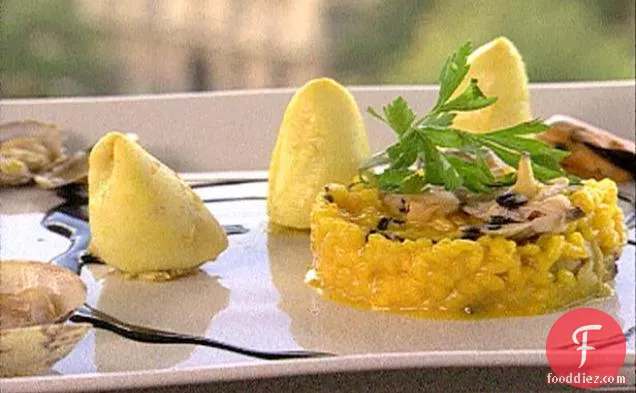 मेडिटेरेनियन स्क्विड (कैलामारी) शेलफिश, केसर रिसोट्टो और इंक सॉस से भरा हुआ है