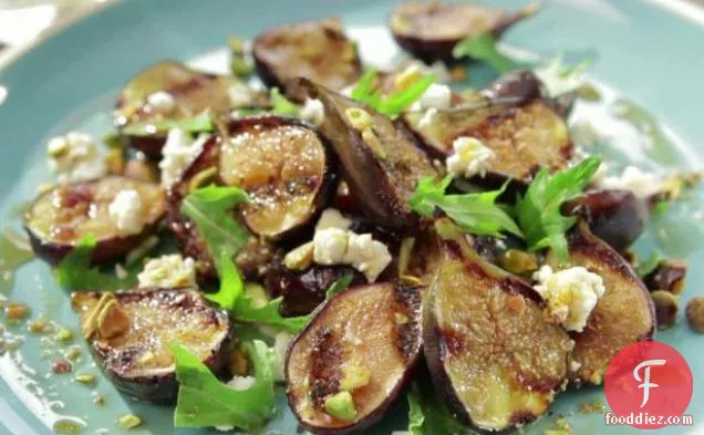 फेटा, पिस्ता और मिजुना के साथ हनी ग्लेज्ड ग्रिल्ड अंजीर सलाद