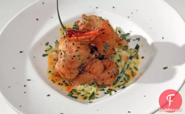 खीरे के सलाद के साथ मसालेदार झींगा और स्कैलप टेम्पुरा