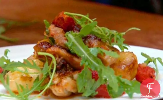 स्क्वैश नए आलू और टमाटर के साथ खस्ता और चिपचिपा चिकन जांघों