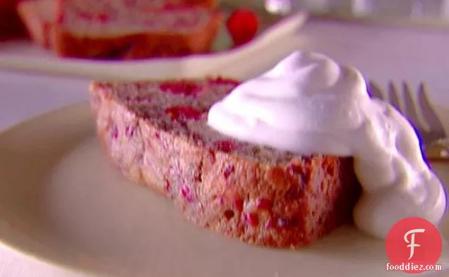 विन सैंटो क्रीम के साथ रास्पबेरी पाउंड केक
