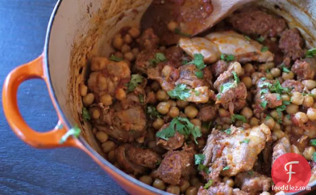 चिकन और कोरिज़ो को गार्बानो बीन्स के साथ भूनें