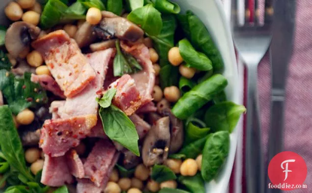 स्मोक्ड बेकन, छोले और मशरूम