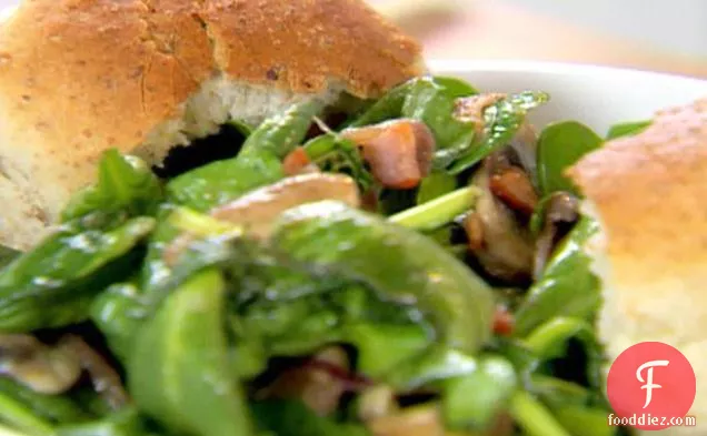 गर्म बेकन और सेब साइडर ड्रेसिंग के साथ पालक का सलाद