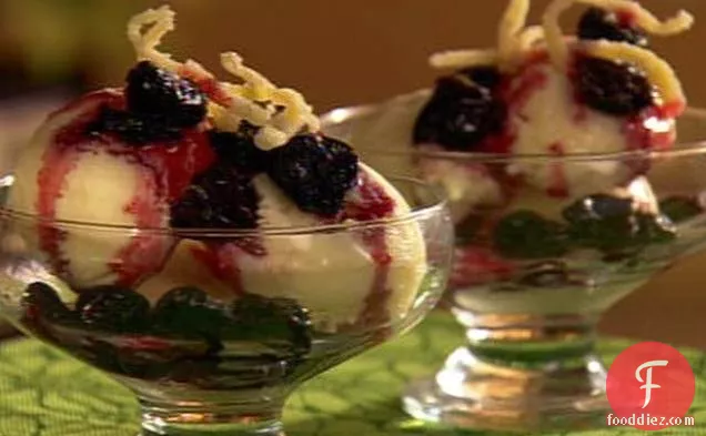 मिठाई और Tangy जमे हुए दही Sundae
