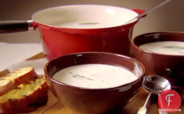 टस्कन सफेद बीन और लहसुन का सूप