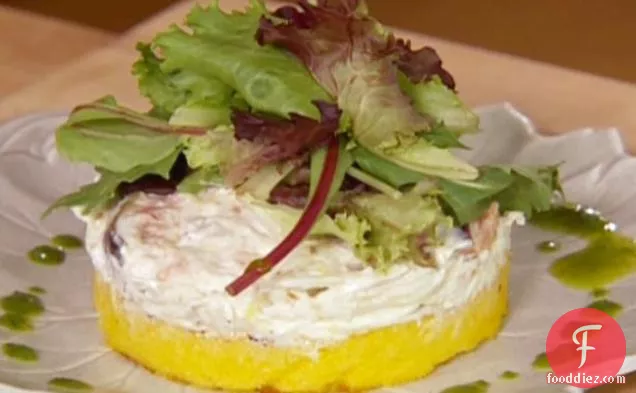 ग्रील्ड ऑरेंज पोलेंटा केकड़े के सलाद और जड़ी बूटी के तेल के साथ सबसे ऊपर है