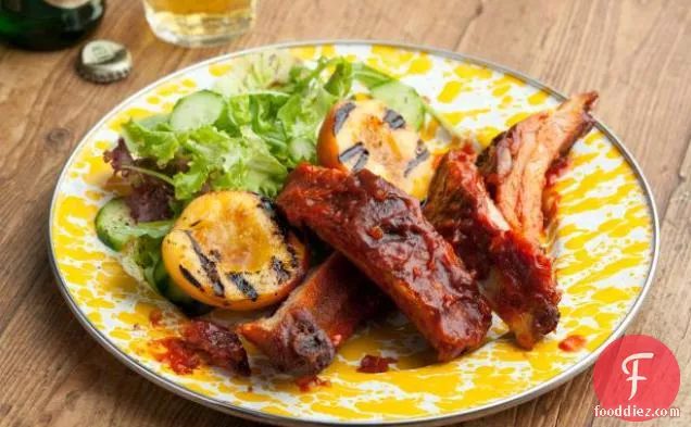 पीच बीबीक्यू सॉस के साथ पैट की पसलियां