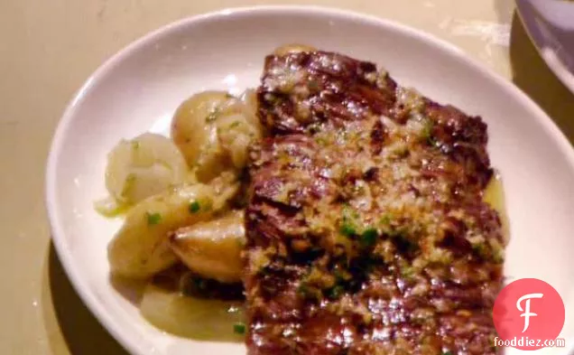 ग्रील्ड स्कर्ट के साथ Herbed ब्रेडक्रंब और Bagna पुच्छ सॉस