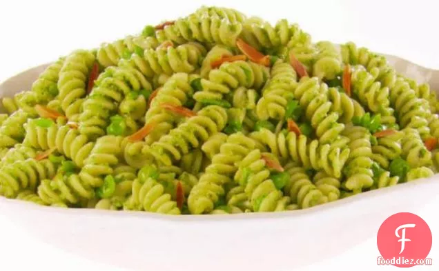 Fusilli के साथ मटर Pesto और स्मोक्ड मोत्ज़ारेला