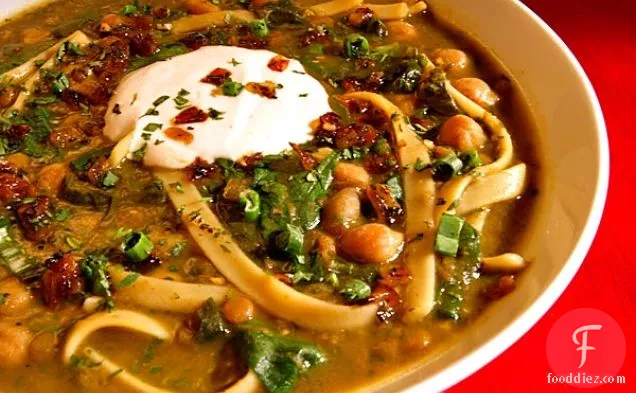 फारसी जड़ी बूटियों के साथ चना और नूडल सूप