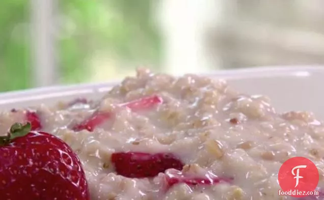 Steel-Cut Oats with Bananas and Strawberries