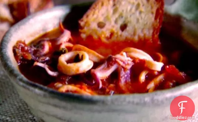 लहसुन टोस्ट के साथ कैलामारी स्टू