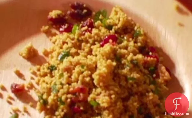 Curried Couscous सलाद के साथ मिठाई सूखे Cranberries