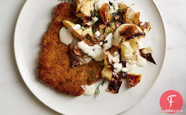 गर्म सेब-गोभी स्लाव के साथ ब्रेडेड पोर्क चॉप