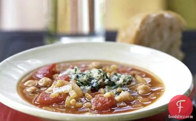 परमेसन-हर्ब टॉपिंग के साथ ग्रेनो और छोले का सूप