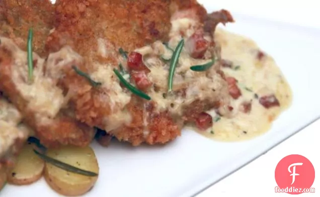 पैन फ्राइड चिकन जांघों को पैनसेटा क्रीम के साथ कॉन्फिट पोटैटो पर रखें