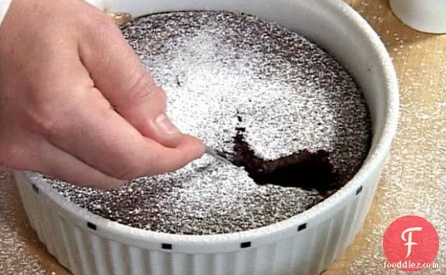 चॉकलेट-डेट पुडिंग केक