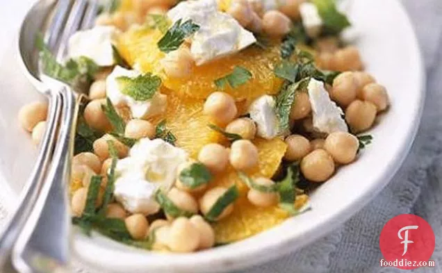 चना, पुदीना, संतरा और फेटा सलाद