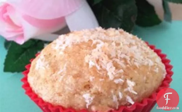नारियल Mango Muffins के साथ ऊपर में चीनी जमाया अदरक