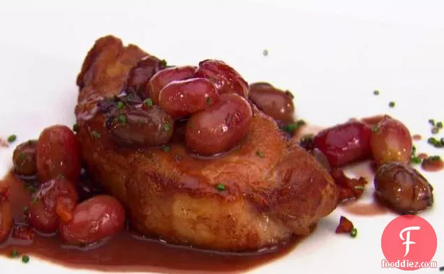 अंगूर की चटनी के साथ सूअर का मांस चॉप