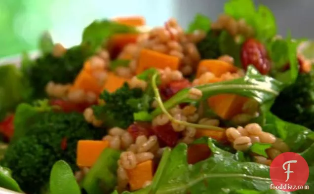 ब्रोकोली और जौ स्मोक्ड पेपरिका सलाद