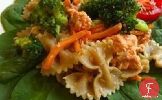 स्वादिष्ट सामन पास्ता सलाद