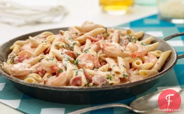 Penne के साथ झींगा और Herbed क्रीम सॉस