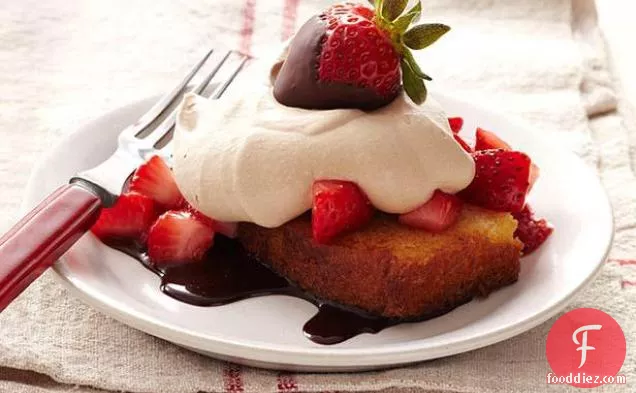स्ट्रॉबेरी और चॉकलेट क्रीम के साथ टोस्टेड पाउंड केक