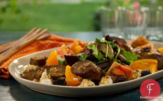 बकरी पनीर, विरासत टमाटर, जैतून और जड़ी बूटियों के साथ ग्रील्ड भेड़ का बच्चा सॉसेज