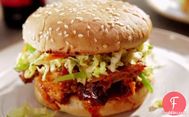 एशियाई स्लाव के साथ कोरियाई खींचा पोर्क सैंडविच