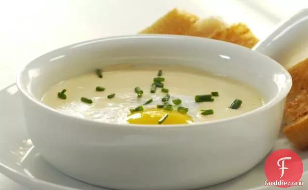 पके हुए अंडे और बैगूएट के साथ क्रीमी फोंड्यू