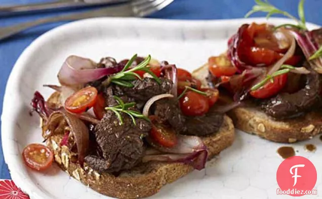 जले हुए रेडिकियो के साथ बाल्समिक-मैरीनेटेड स्टेक