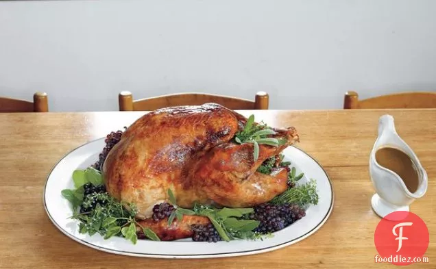 बेकन के साथ रोस्ट हेरिटेज टर्की-हर्ब और साइडर ग्रेवी