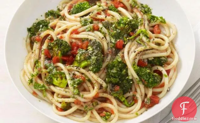 भुना हुआ ब्रोकोली और बादाम-टमाटर सॉस के साथ पास्ता