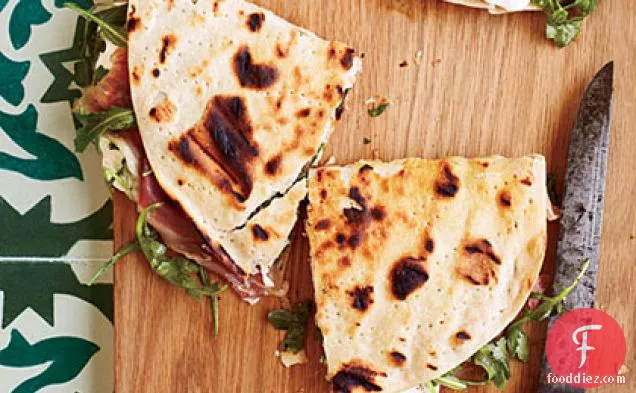 Prosciutto-मोत्ज़ारेला Piadine