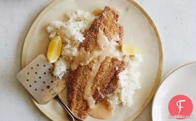 पेकन-मसालेदार क्रीम सॉस के साथ क्रस्टेड कैटफ़िश