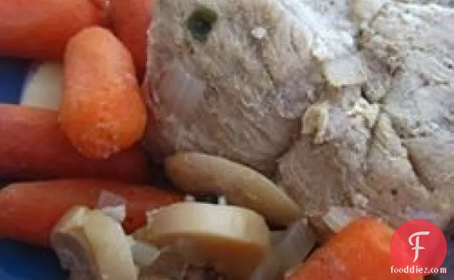 बीयर और सब्जियों के साथ धीमी कुकर पोर्क टेंडरलॉइन