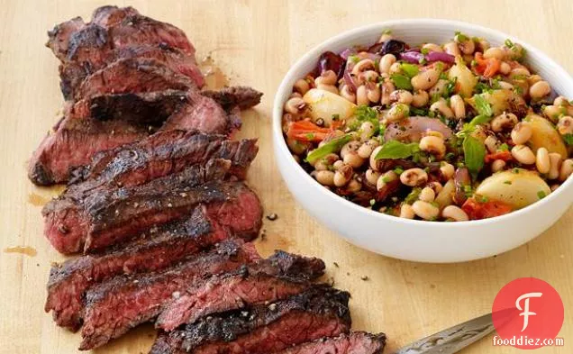 काली आंखों वाले मटर के साथ ग्रील्ड स्टेक