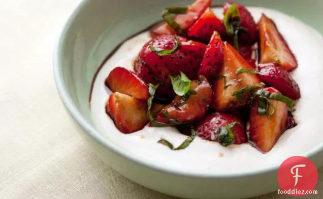 Balsamic स्ट्रॉबेरी के साथ Ricotta क्रीम