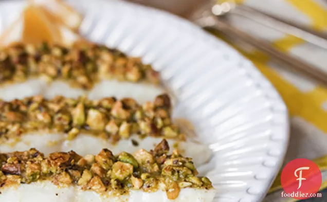 स्वादिष्ट रात का खाना: पिस्ता और संरक्षित नींबू के साथ ब्रेज़्ड हलिबूट