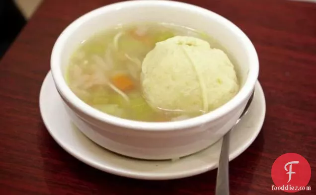 चिकन सूप के साथ Matzo गेंदों